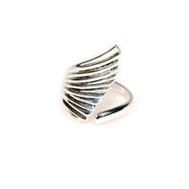 Серебристое кольцо - крыло с золотистым отливом